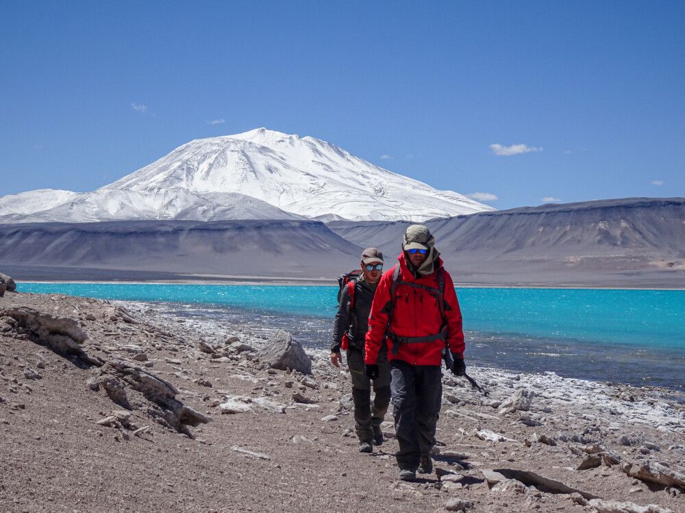 Laguna Verde inmitten von verschneiten Vulkanen