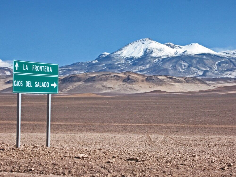 Über der trockenen Steppe ist der Gipfel des Ojos del Salado schon von weitem zu sehen.