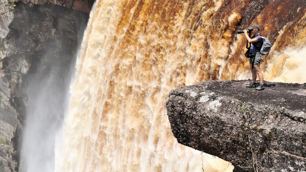 Fotografin am Kaieteur-Waserfall, Guyana