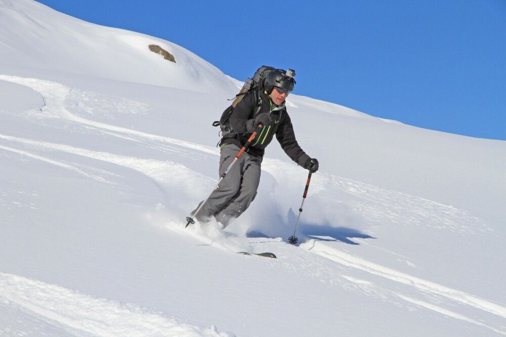 Abfahrt durch herrlichen Pulverschnee