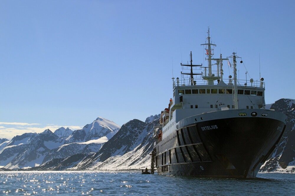 Die Ortelius vor Anker in Spitzbergen