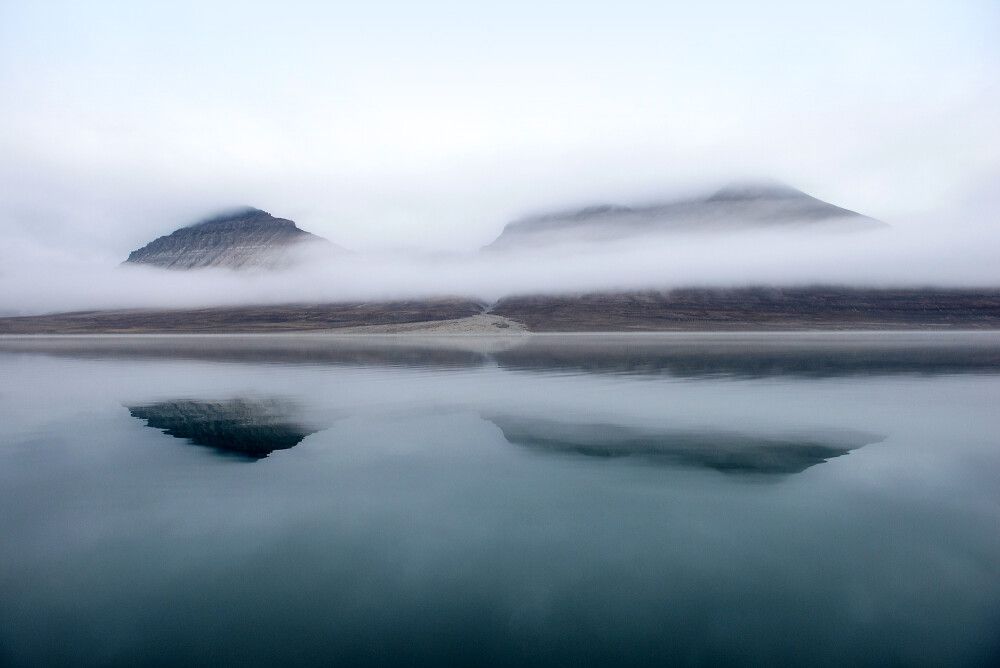 Spiegelungen im Dicksonfjord