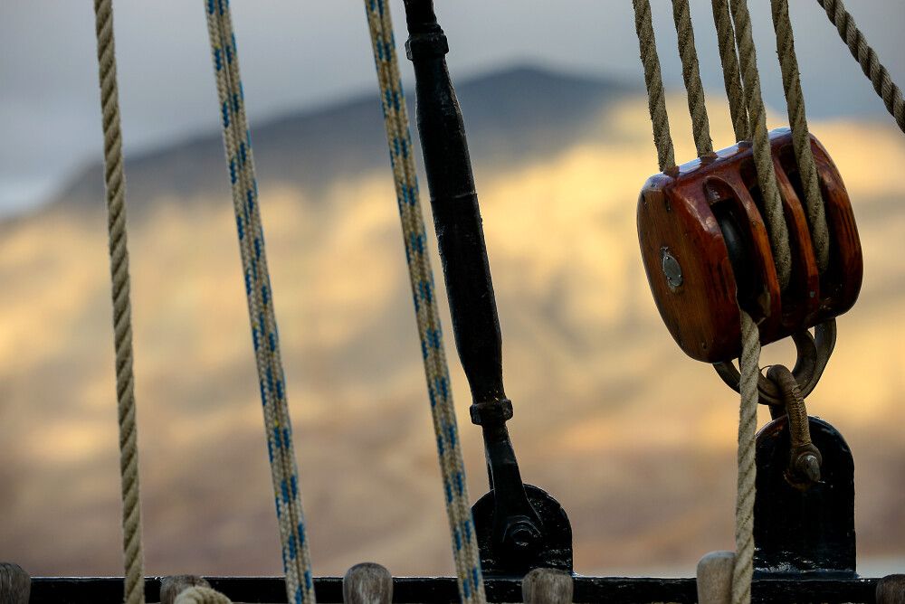 Sonnenschein auf den Bergen um Longyearbyen, während die Antigua im Hafen liegt