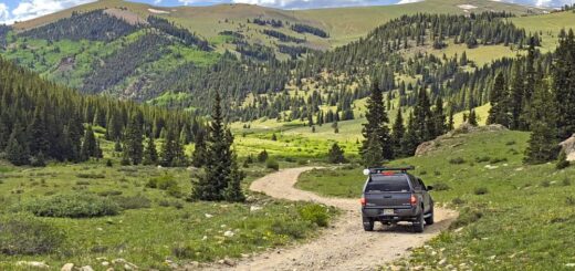 Auf einer Schotterstraße durch die Rocky Mountains, Colorado Reise Auf einer Schotterstraße durch die Rocky Mountains, Colorado 2022/2023