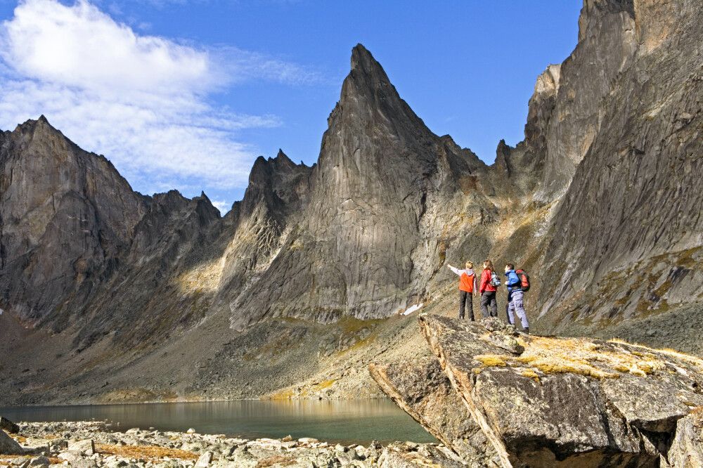 Wanderer genießen wunderbaren Ausblick im Tombstone Territorial Park